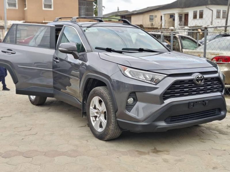 Thumbnail 3 of 2019 TOYOTA RAV4 XLE